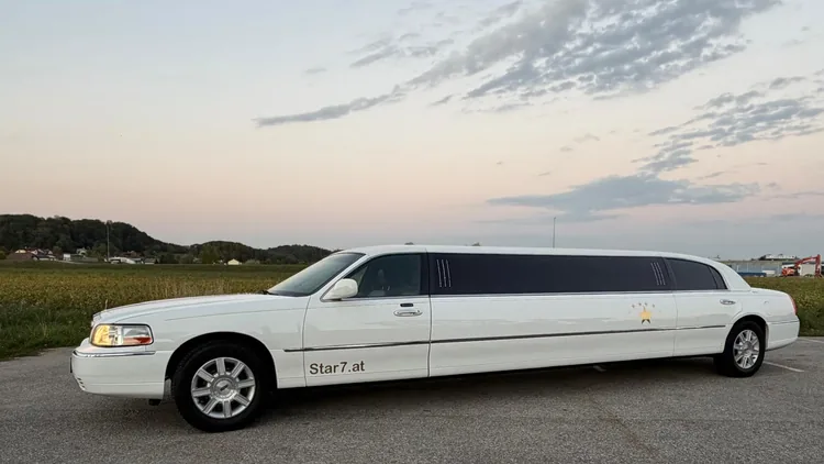 AM White Stretchlimousine in voller Länge mit getönten Scheiben