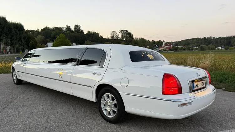 AM White Stretchlimousine – Heck und Seitenansicht